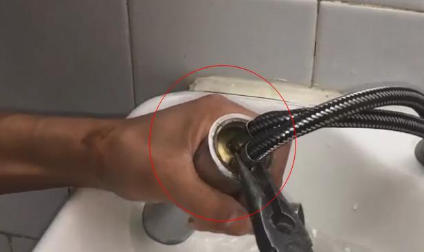 衛(wèi)生間臺盆水龍頭拆卸圖解,6張步驟大圖帶你全程拆卸! 衛(wèi)生間臺盆水龍頭拆卸圖解,6張步驟大圖帶你全程拆卸!