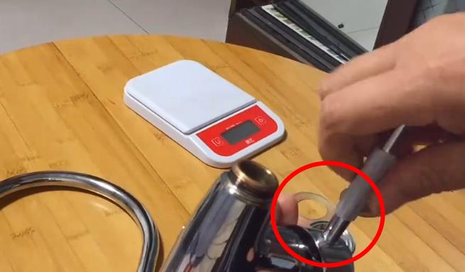 360旋轉(zhuǎn)水龍頭拆卸圖解,4個(gè)步驟輕松拆卸所有配件! 360旋轉(zhuǎn)水龍頭拆卸圖解,4個(gè)步驟輕松拆卸所有配件!