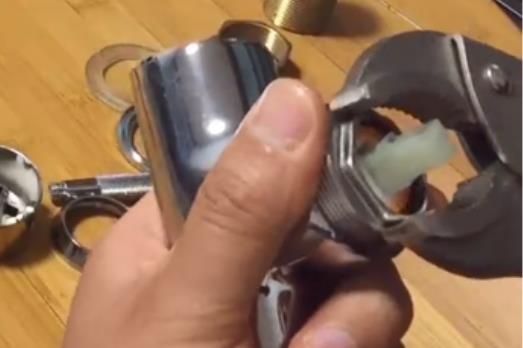 360旋轉(zhuǎn)水龍頭拆卸圖解,4個(gè)步驟輕松拆卸所有配件! 360旋轉(zhuǎn)水龍頭拆卸圖解,4個(gè)步驟輕松拆卸所有配件!